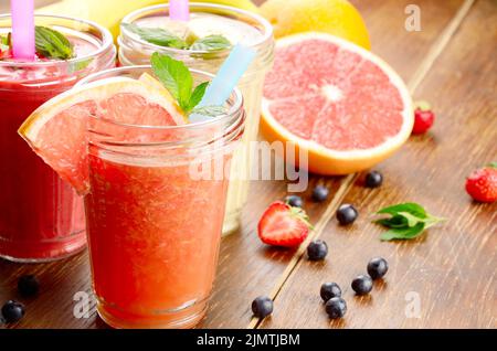 Pompelmo fragola e banana smoothie Foto Stock