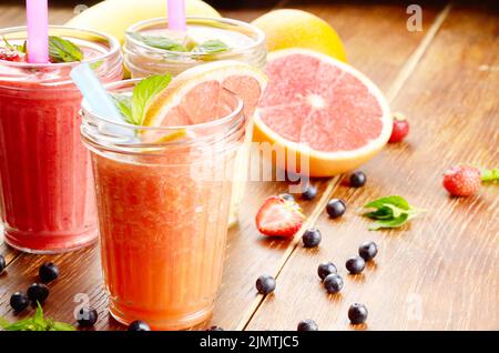 Pompelmo fragola e banana smoothie Foto Stock