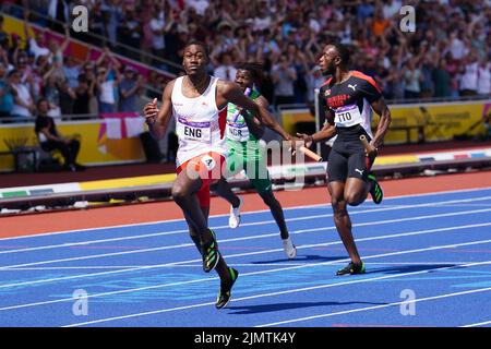 CORREZIONE DELLA DIDASCALIA: L'inglese Ojie Edoburun (a sinistra) in azione durante il relay maschile 4 x 100m - finale all'Alexander Stadium il giorno dieci dei Giochi del Commonwealth 2022 a Birmingham. Data foto: Domenica 7 agosto 2022. Vedi la storia del PA, IL COMMONWEALTH Athletics. Il credito fotografico dovrebbe essere: Martin Rickett/PA filo. RESTRIZIONI: L'uso è soggetto a restrizioni. Solo per uso editoriale, nessun uso commerciale senza previo consenso da parte del titolare dei diritti. Foto Stock
