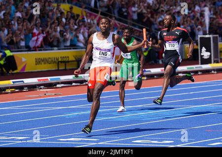 CORREZIONE DELLA DIDASCALIA: L'inglese Ojie Edoburun (a sinistra) in azione durante il relay maschile 4 x 100m - finale all'Alexander Stadium il giorno dieci dei Giochi del Commonwealth 2022 a Birmingham. Data foto: Domenica 7 agosto 2022. Vedi la storia del PA, IL COMMONWEALTH Athletics. Il credito fotografico dovrebbe essere: Martin Rickett/PA filo. RESTRIZIONI: L'uso è soggetto a restrizioni. Solo per uso editoriale, nessun uso commerciale senza previo consenso da parte del titolare dei diritti. Foto Stock