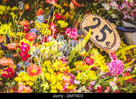 Mercato dei fiori d'epoca sulla strada pubblica - stile cottagecore retrò. Foto Stock