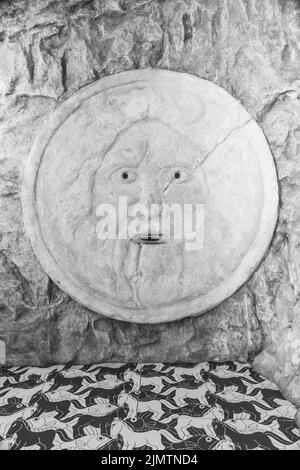 Giro turistico della bocca della verità a Roma, Italia. Scultura storica in marmo, antico volto pieno di mistero e leggenda. Foto Stock