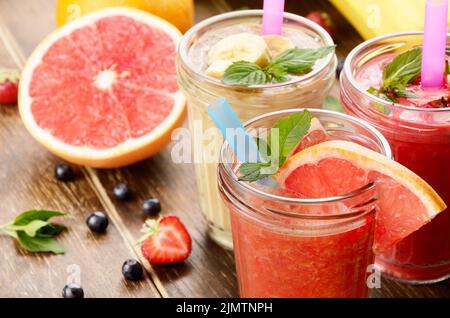 Pompelmo fragola e banana smoothie Foto Stock