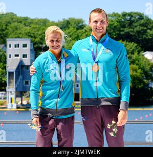 Dartmouth, Canada. Agosto 7th, 2022. I Gold Medalists e il campione del mondo Alyssa Bull e Jackson Collins dall'Australia ricevono la loro medaglia nell'evento Mix 500m del K2 che hanno vinto la gara stretta sopra il Portogallo. I Campionati mondiali ICF Canoe Sprint e Paracanoe 2022 si svolgono sul lago Banook a Dartmouth (Halifax). Credit: Meanderingemu/Alamy Live News Foto Stock