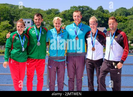 Dartmouth, Canada. Agosto 7th, 2022. Mix K2 500m Campionato del mondo podio, campione Alyssa Bull e Jackson Collins dall'Australia prendono Gold, Teresa Portala e Fernando Pimenta dal Portogallo prendono Silver, e Tabias Schultz e Caroline Arft dalla Germania prendendo il Bronzo. I Campionati mondiali ICF Canoe Sprint e Paracanoe 2022 si svolgono sul lago Banook a Dartmouth (Halifax). Credit: Meanderingemu/Alamy Live News Foto Stock