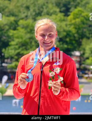 Dartmouth, Canada. Agosto 7th, 2022. Il canadese Sophia Jensen riceve la sua medaglia d'argento nella gara dei Campionati del mondo delle Donne 500m del C1 sotto l'allegria della folla domestica. I Campionati mondiali ICF Canoe Sprint e Paracanoe 2022 si svolgono sul lago Banook a Dartmouth (Halifax). Credit: Meanderingemu/Alamy Live News Foto Stock