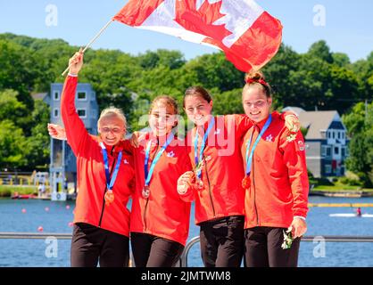 Dartmouth, Canada. 7 agosto 2022. Le medaglie d'oro e le campionesse del mondo Sophia Jensen, Sloan Mackenzie, Katie Vincent e Julia Osende dal Canada celebrano la loro medaglia nell'evento C4 Women 500m che hanno vinto davanti a una folla di casa. I Campionati del mondo di canoa e paracanoe 2022 si svolgono sul lago Banook a Dartmouth (Halifax). Crediti: Meanderingemu/Alamy Live News Foto Stock