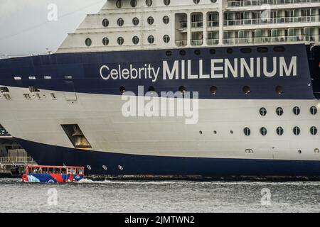 Linea di lusso e vaporetto (Celebrity Millennium) Foto Stock