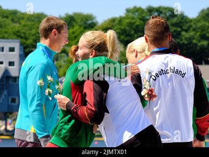 Dartmouth, Canada. Agosto 7th, 2022. Mix K2 500m Campionato del mondo podio, campione Alyssa Bull e Jackson Collins dall'Australia prendono Gold, Teresa Portala e Fernando Pimenta dal Portogallo prendono Silver, e Tabias Schultz e Caroline Arft dalla Germania prendendo il Bronzo. I Campionati mondiali ICF Canoe Sprint e Paracanoe 2022 si svolgono sul lago Banook a Dartmouth (Halifax). Credit: Meanderingemu/Alamy Live News Foto Stock