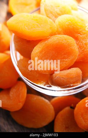 Composizione con una ciotola di albicocche secche. Prelibatezze Foto Stock