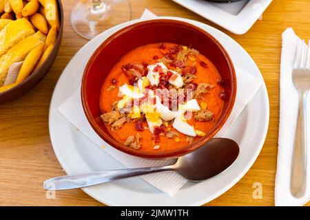 primo piano di porra antequerana in ciotola rossa per il brunch Foto Stock