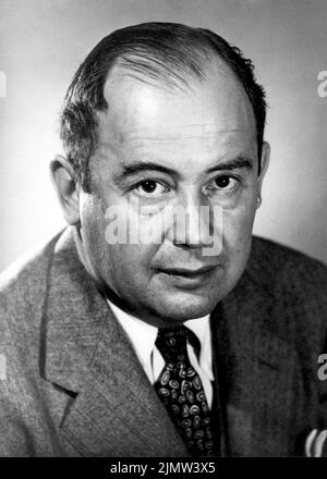 John von Neumann (1903-1957), matematico ungherese-americano, fisico, informatico, ingegnere e polimato. Von Neumann ha contribuito in modo significativo ad un gran numero di aree. Durante la seconda guerra mondiale lavorò al progetto di Manhattan e in seguito divenne commissario della Commissione per l'energia atomica degli Stati Uniti. Foto: 1956. Foto Stock