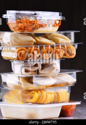 Una varietà di prodotti alimentari preconfezionati in scatole di plastica. Foto Stock