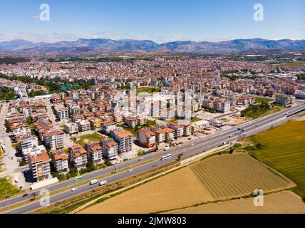 Vista panoramica aerea della città di Manavgat di giorno Foto Stock