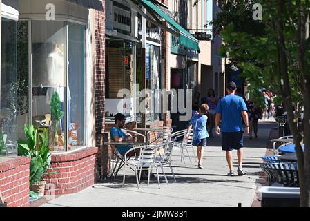 Passeggiata lungo Front Street nello storico quartiere dello shopping di Wilmington, North Carolina. Foto Stock