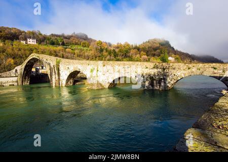 Il ponte attraversa il fiume Serchio. Foto Stock