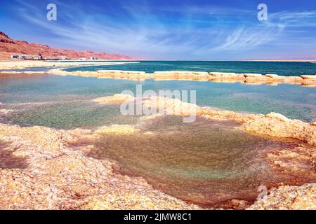 Le nuvole di Cirrus volano nel cielo blu Foto Stock