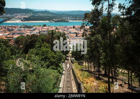 Vista della funicolare al santuario montano di Santa Luzia a Viana do Castelo, Portogallo. Foto Stock