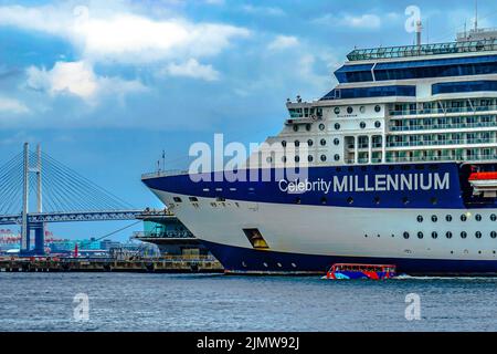 Linea di lusso e vaporetto (Celebrity Millennium) e Bay Bridge Foto Stock