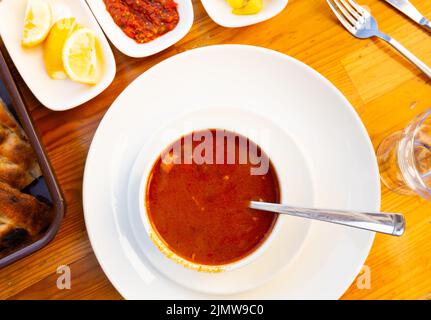 Bambia, stufato turco con agnello, okra, pomodori Foto Stock