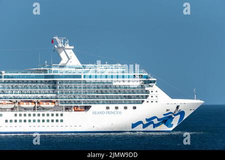 la parte anteriore dell'isola principessa nave da crociera che naviga fuori dal porto Foto Stock