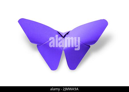 Origami farfalla di carta viola isolato su uno sfondo bianco Foto Stock