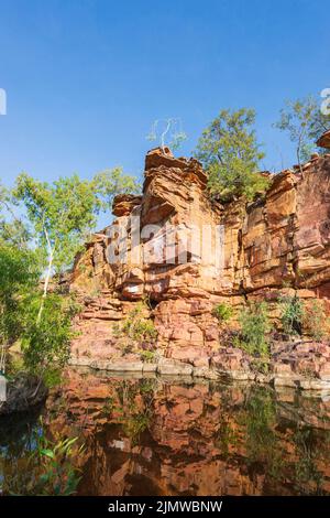 Vista verticale delle scogliere di arenaria riflesse nell'acqua al Parco Naturale della Gola di Umbrawarra, Northern Territory, NT, Australia Foto Stock