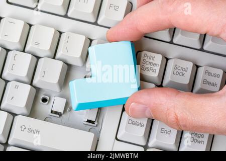 Tecnico che ripara la tastiera del computer Foto Stock