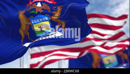 La bandiera dello stato del Michigan che sventola insieme alla bandiera nazionale degli Stati Uniti d'America Foto Stock