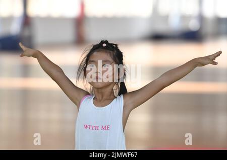 FUYANG, CINA - 7 AGOSTO 2022 - Un bambino pratica la ginnastica si muove alla palestra del Fuyang Vocational and Technical College nell'Anhui della Cina orientale Foto Stock