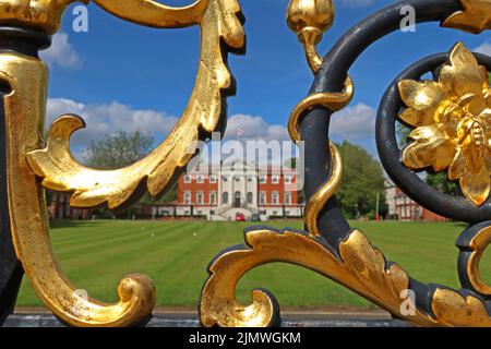 Municipio di Warrington visto attraverso Warrington Golden Gates, Sankey Street, Warrington Borough Council, Cheshire, Inghilterra, REGNO UNITO Foto Stock