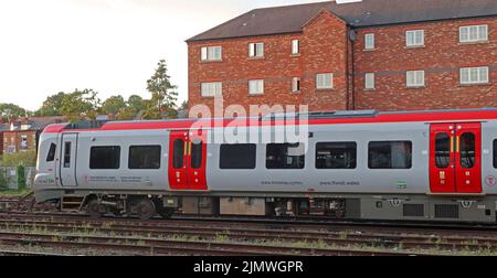 Trasporto per il Galles TFW CAF Civity Carries 197102 presso la stazione ferroviaria di Chester, City Road, Chester, Cheshire, Inghilterra, REGNO UNITO, CH1 3DR Foto Stock