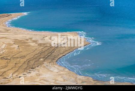 Israele viste della costa del Mar Morto vicino alla Fortezza di Masada e al Parco Nazionale Mosada nel deserto della Giudea. Foto Stock