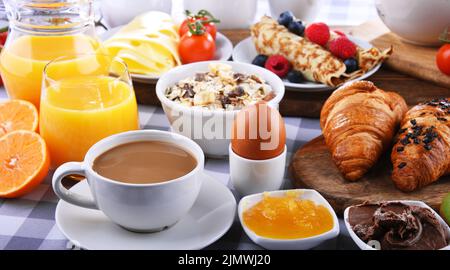 Ristorante e bar Colazione La colazione è servita con caffè, succo di frutta, croissant e frutta Foto Stock
