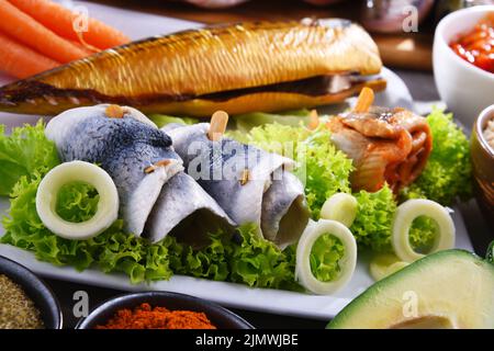 Diversi tipi di pesce sul tavolo da cucina Foto Stock