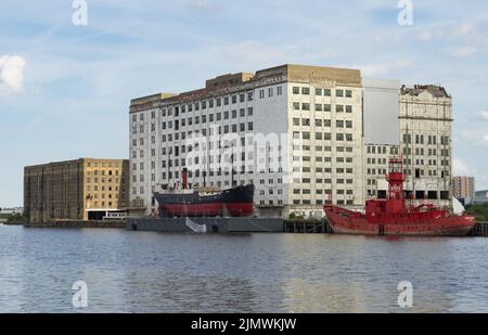 SS Robin e Trinità lightship vicino al Millennium mulini in Silvertown Foto Stock