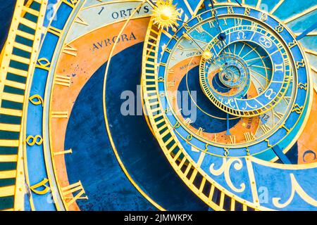 Sfondo effetto Droste basato sull'orologio astronomico di Praga. Disegno astratto per concetti legati all'astrologia e alla fantasia. Foto Stock