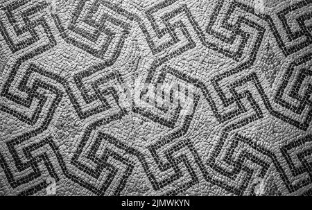 Simbolo della swastika nell'antica decorazione a mosaico celtico. Design per uno sfondo vecchio stile. Foto Stock