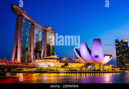 Marina Bay Sands e ArtScience Museum a Singapore dopo il tramonto Foto Stock