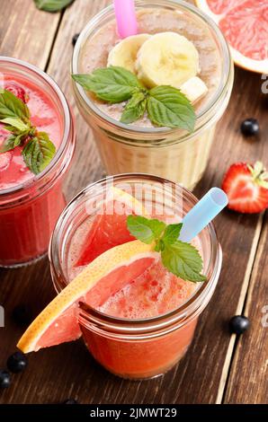 Pompelmo fragola e banana smoothie Foto Stock