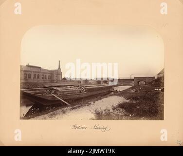 Orth August (1828-1901), stazione ferroviaria di Görlitz a Berlino (ca 1867): Vista sul ponte sul canale Landwehr. Foto su cartone, 40,9 x 51,2 cm (compresi i bordi di scansione) Agosto (1828-1901): Görlitzer Bahnhof, Berlino Foto Stock