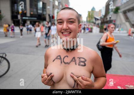 Montreal, Quebec, Canada. 7th ago 2022. La gente marcia giù le strade vicino alla zona del villaggio gay dopo la parata di Pride è stata cancellata a Montreal, Quebec in Canada, domenica, 7 agosto 2022. (Credit Image: © Ringo Chiu/ZUMA Press Wire) Foto Stock