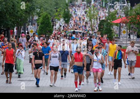 Montreal, Quebec, Canada. 7th ago 2022. La gente marcia giù le strade vicino alla zona del villaggio gay dopo la parata di Pride è stata cancellata a Montreal, Quebec in Canada, domenica, 7 agosto 2022. (Credit Image: © Ringo Chiu/ZUMA Press Wire) Foto Stock