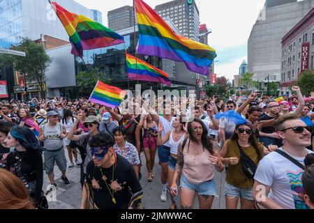 Montreal, Quebec, Canada. 7th ago 2022. La gente marcia giù le strade vicino alla zona del villaggio gay dopo la parata di Pride è stata cancellata a Montreal, Quebec in Canada, domenica, 7 agosto 2022. (Credit Image: © Ringo Chiu/ZUMA Press Wire) Foto Stock