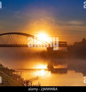 Fiume Warta all'alba Foto Stock