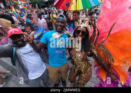 Montreal, Quebec, Canada. 7th ago 2022. La gente marcia giù le strade vicino alla zona del villaggio gay dopo la parata di Pride è stata cancellata a Montreal, Quebec in Canada, domenica, 7 agosto 2022. (Credit Image: © Ringo Chiu/ZUMA Press Wire) Foto Stock