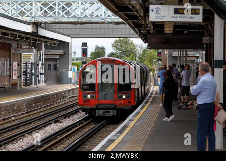 Un treno della metropolitana di Londra arriva ad una stazione di Debden più trafficata della normale, il giorno dopo uno sciopero dei lavoratori ferroviari e con un servizio limitato. Foto Stock