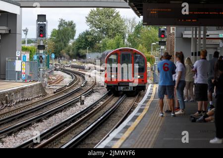 Una stazione della metropolitana di Londra molto trafficata, il giorno dopo uno sciopero operaio, con un servizio limitato sulla metropolitana di Londra che causa ritardi e lunghi tempi di attesa Foto Stock