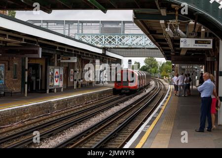 Dalla stazione della metropolitana di Debden parte un treno. La stazione della metropolitana di Londra è molto trafficata a causa del servizio limitato, il giorno dopo lo sciopero di un operaio ferroviario Foto Stock