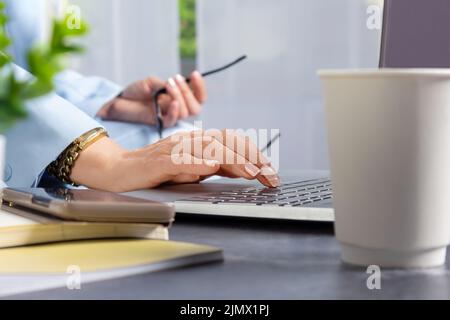 Mani di donna d'affari sulla tastiera. Primo piano. Foto Stock